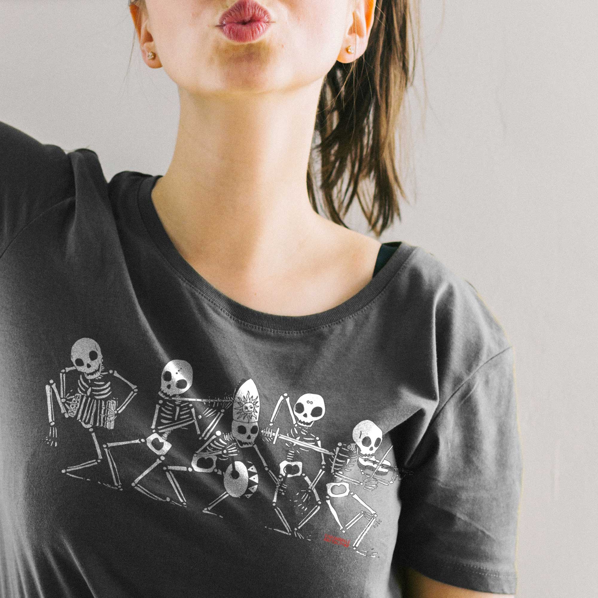 Danza Macabra Tshirt da Donna by Diego Gabriele